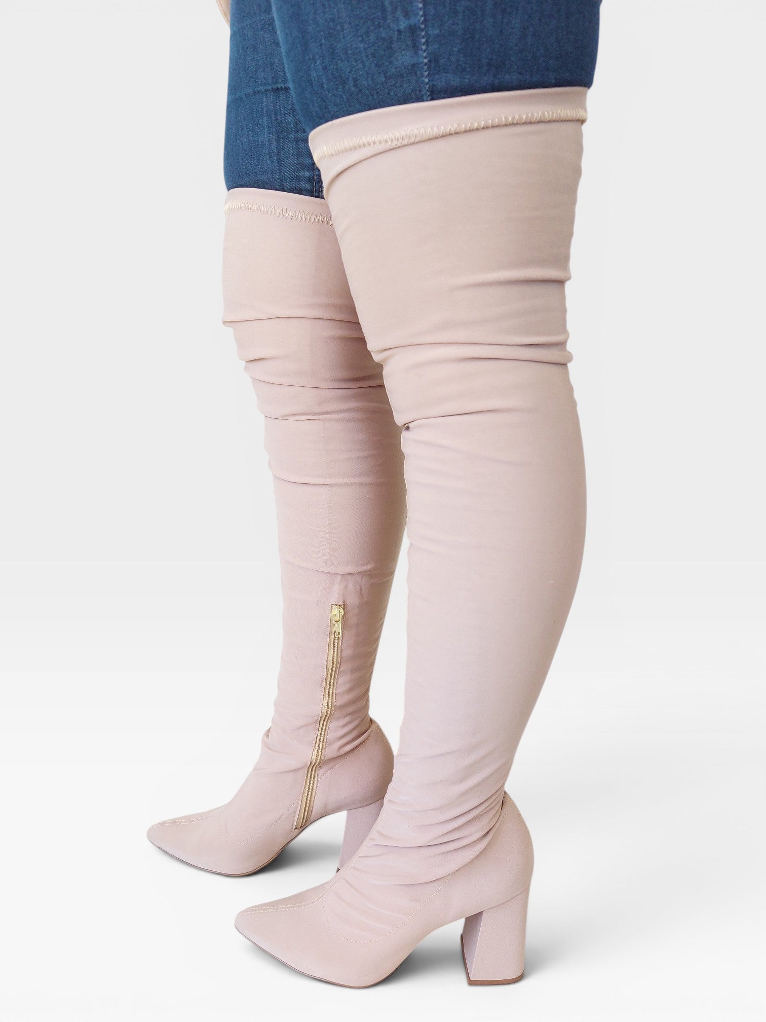 Bota over the knee Beyou Shoes nude em tecido lycra com salto bloco de 9 cm e zíper lateral
