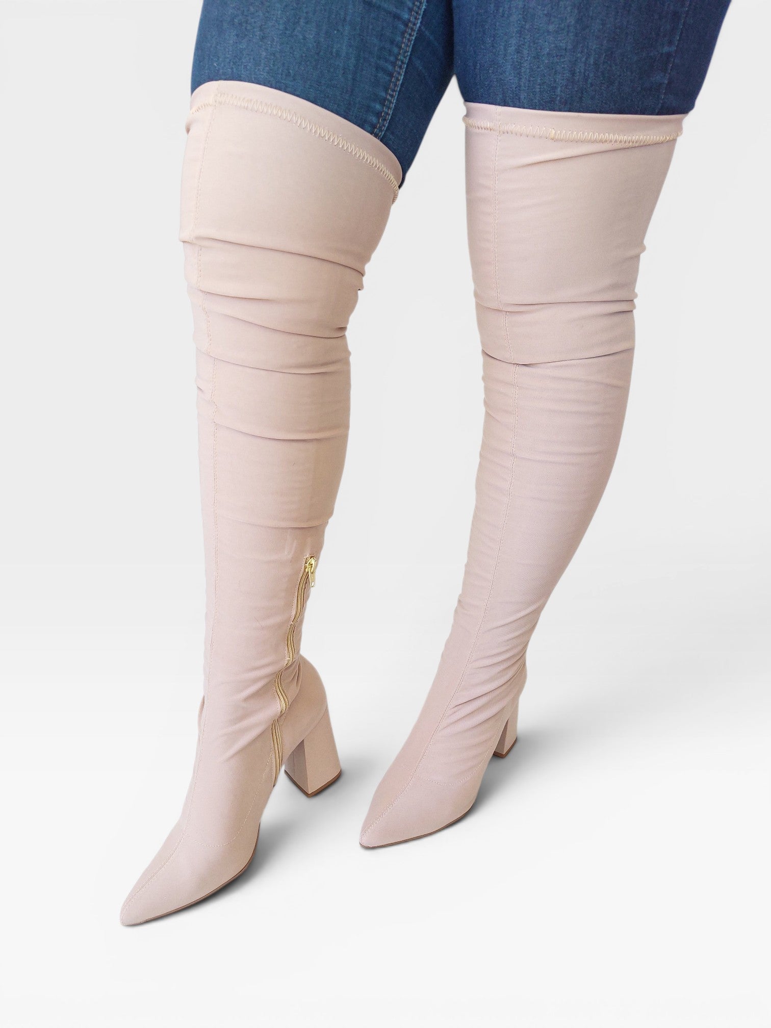 Bota over the knee Beyou Shoes nude em tecido lycra com salto bloco de 9 cm e zíper lateral