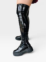 Bota over the knee Beyou Shoes preta em verniz com solado tratorado e salto alto, estilo moderno e elegante.
