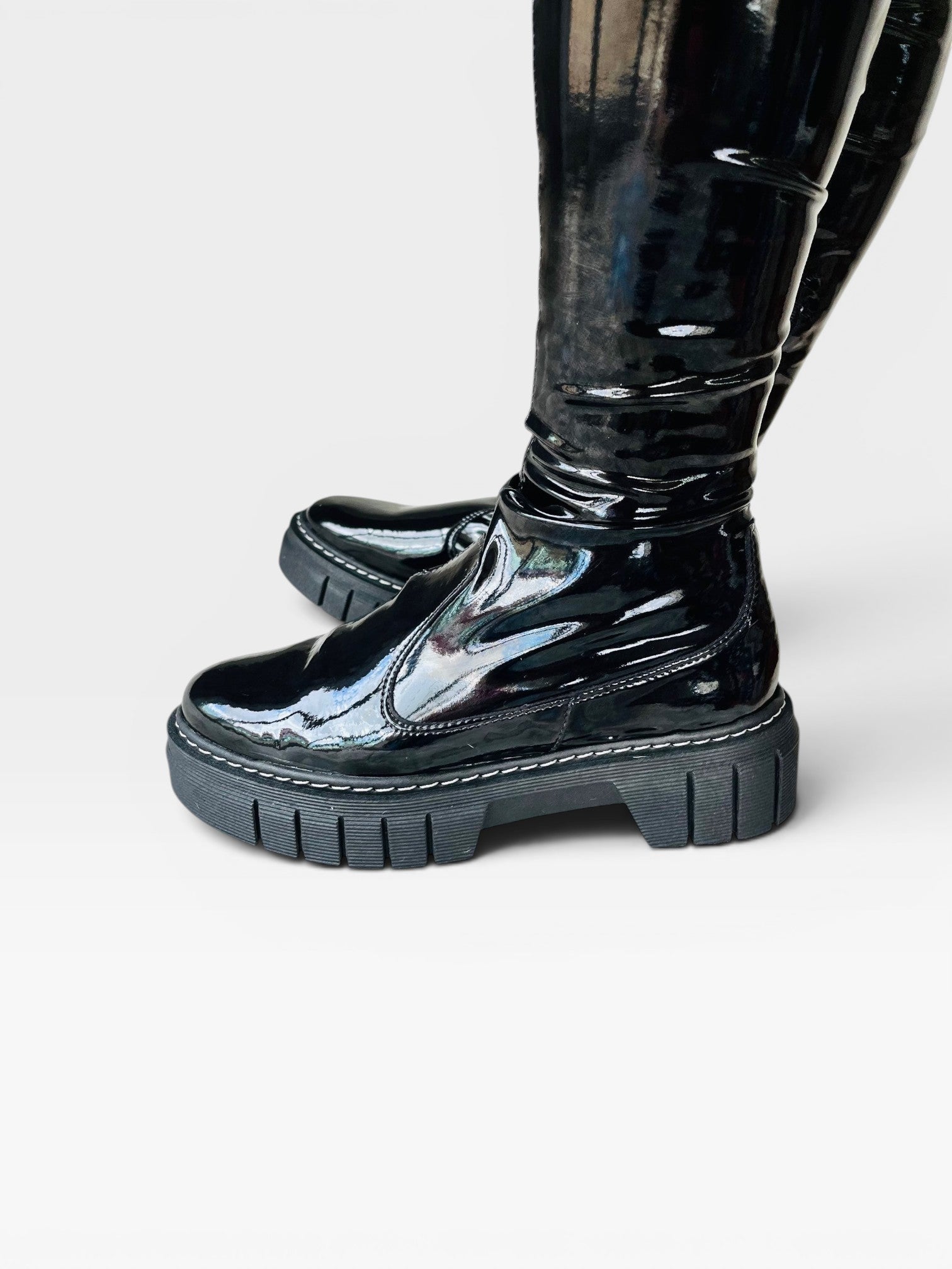 Bota over the knee Beyou Shoes preta em verniz com solado tratorado e salto de 9 cm