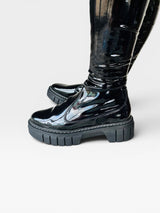 Bota over the knee Beyou Shoes preta em verniz com solado tratorado e salto de 9 cm
