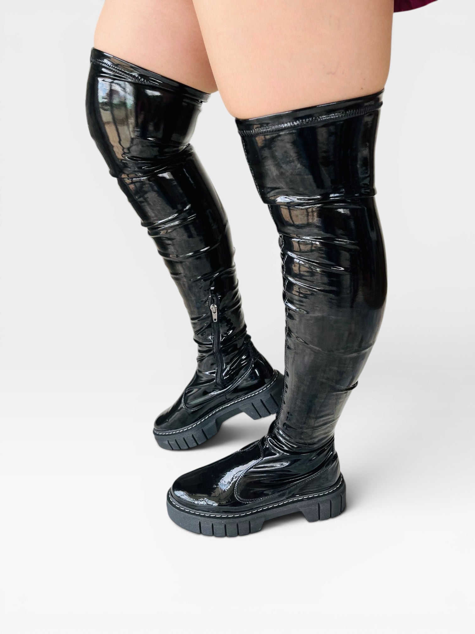 Bota over the knee Beyou Shoes preta em verniz com solado tratorado e salto de 9 cm