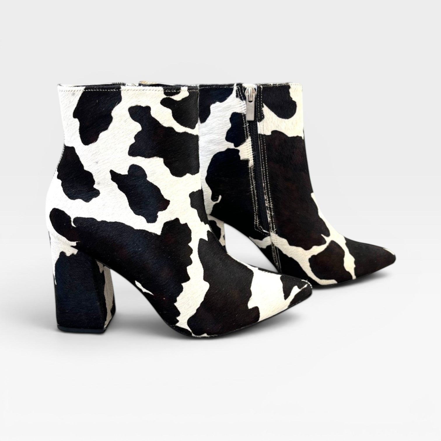 Bota Paris Beyou Shoes em couro com estampa animal print de vaquinha e salto bloco de 9 cm