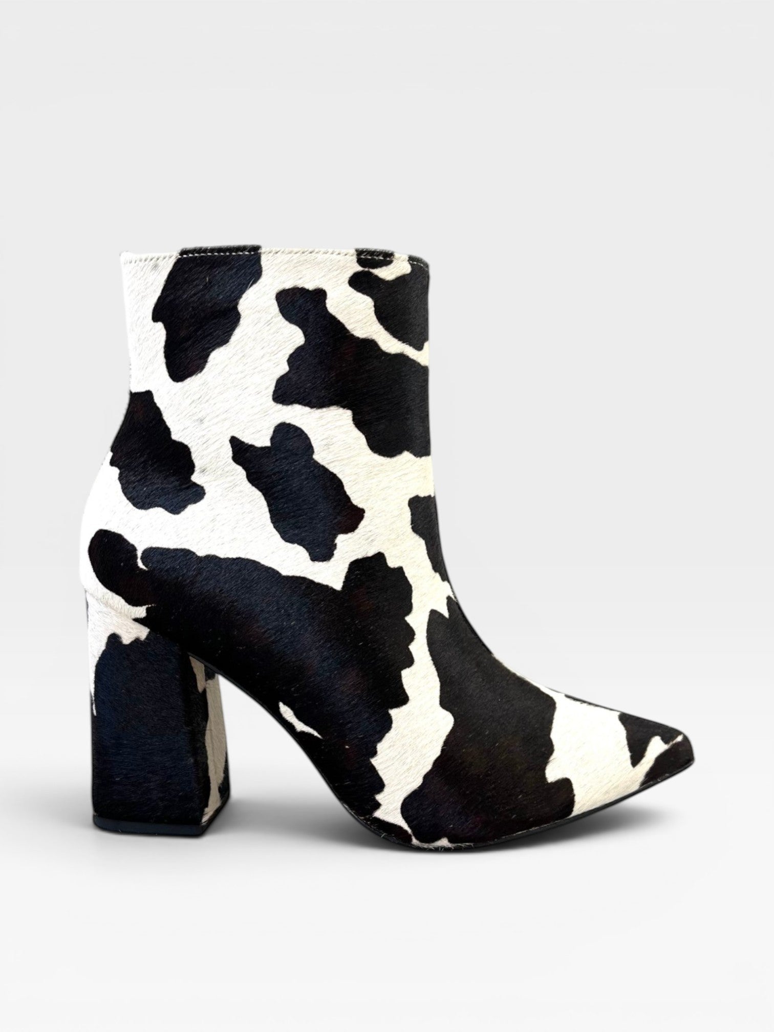 Bota Paris Beyou Shoes em couro com estampa animal print de vaquinha e salto bloco de 9 cm