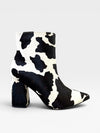 Bota Paris Beyou Shoes em couro com estampa animal print de vaquinha e salto bloco de 9 cm