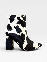Bota Paris Beyou Shoes em couro com estampa animal print de vaquinha e salto bloco de 9 cm