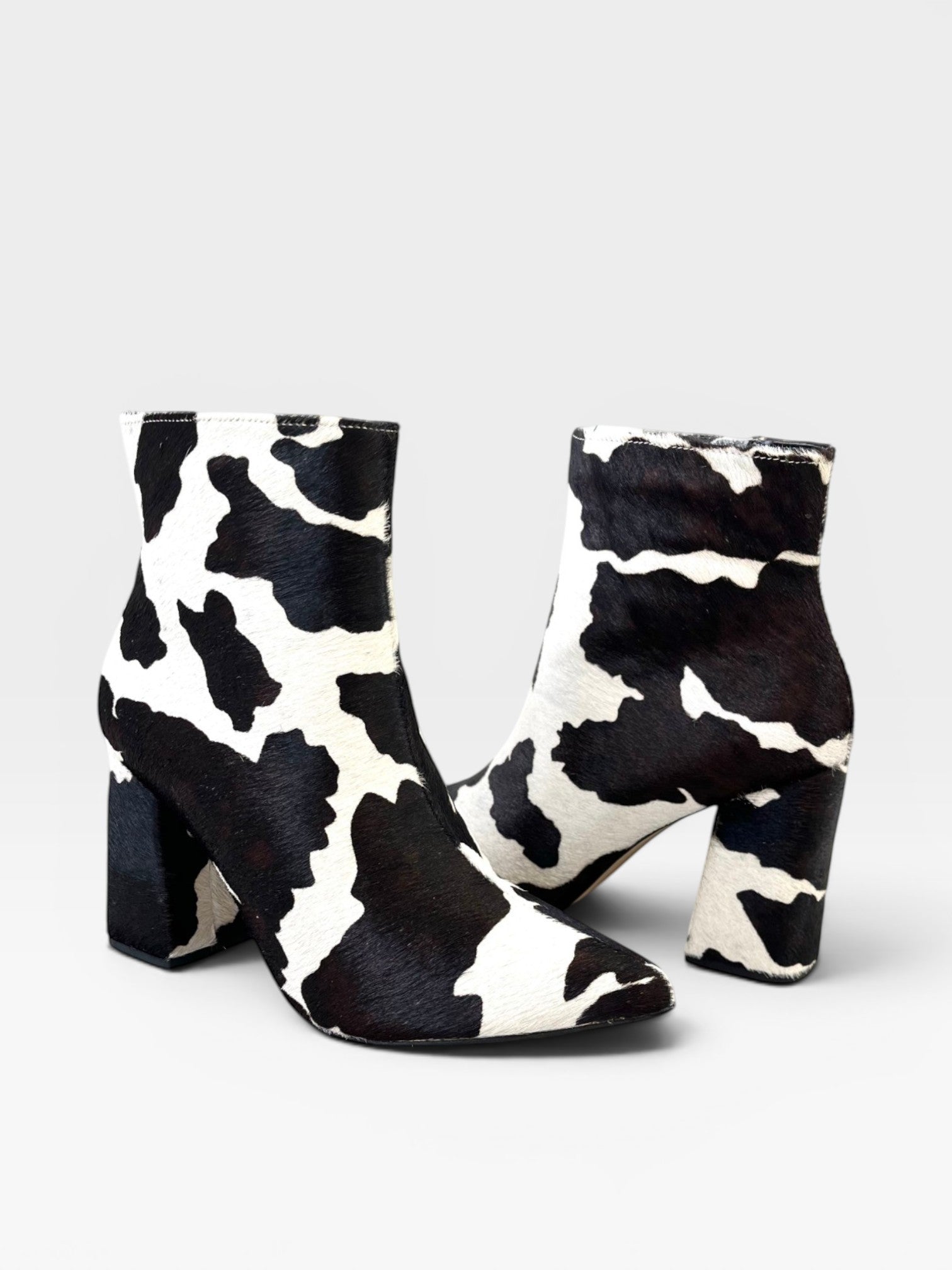 Bota Paris Beyou Shoes em couro com estampa animal print de vaquinha e salto bloco de 9 cm