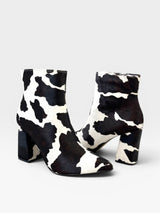 Bota Paris Beyou Shoes em couro com estampa animal print de vaquinha e salto bloco de 9 cm