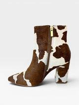 Bota Beyou Shoes Paris em couro com estampa animal print de vaquinha marrom e salto alto de 9,5 cm