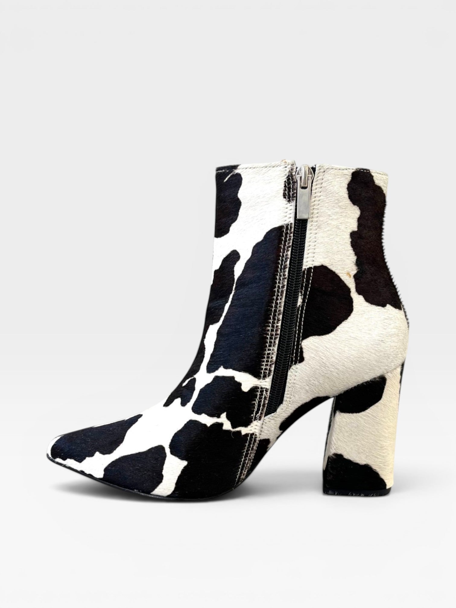 Bota Paris Beyou Shoes em couro com estampa animal print de vaquinha e salto alto de 9 cm