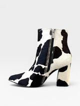 Bota Paris Beyou Shoes em couro com estampa animal print de vaquinha e salto alto de 9 cm