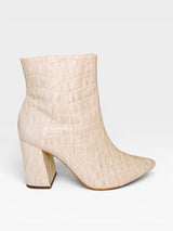 Bota Beyou Shoes Paris bege em couro com textura croco, cano curto e salto bloco de 9 cm.