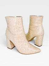 Bota Beyou Shoes Paris em couro bege com textura croco, salto bloco de 9 cm e bico fino elegante.