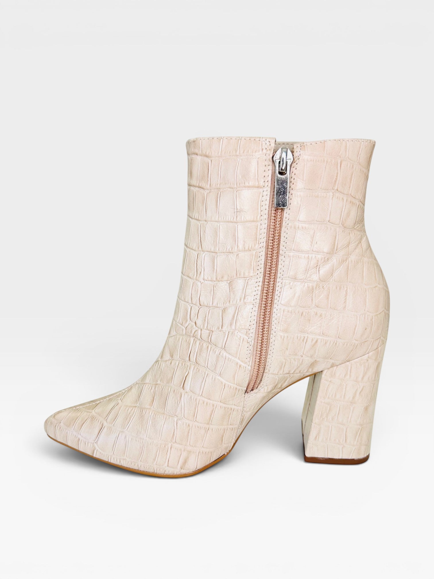 Bota Beyou Shoes Paris bege em couro com textura croco, salto alto de 9 cm e fechamento lateral por zíper