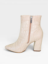 Bota Beyou Shoes Paris bege em couro com textura croco, salto alto de 9 cm e fechamento lateral por zíper