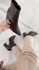 Bota Paris Beyou Shoes marrom em couro com textura croco, salto bloco de 9 cm e bico fino elegante.