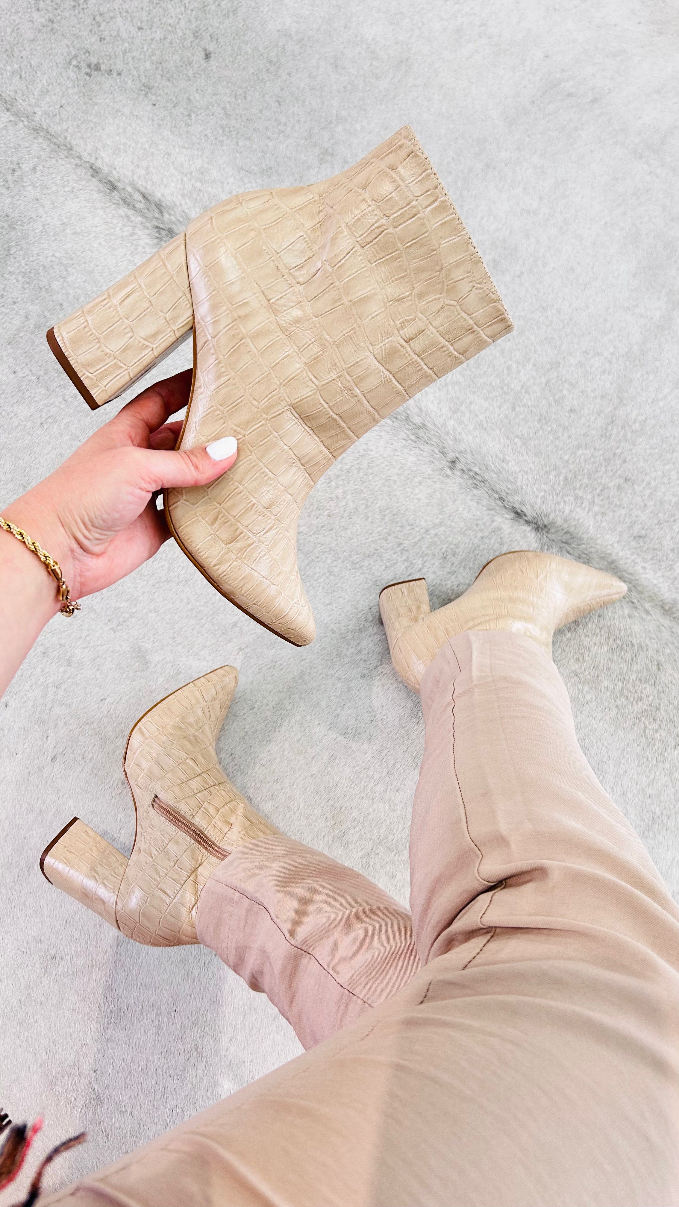 Bota Paris Beyou Shoes em couro bege com textura croco, salto alto de 9 cm e design elegante.
