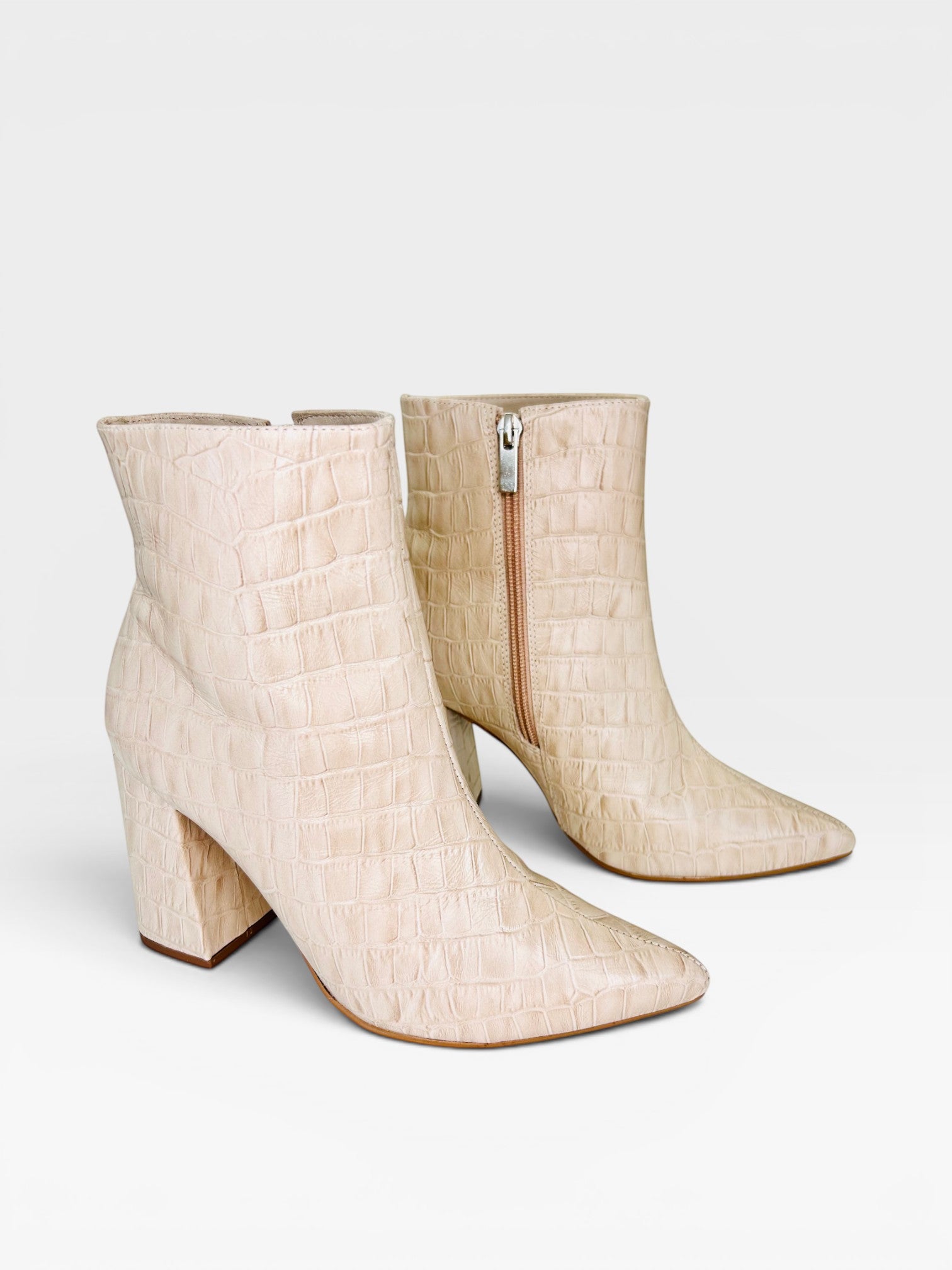 Bota Paris Beyou Shoes em couro bege com textura croco, salto de 9 cm e fechamento lateral por zíper.