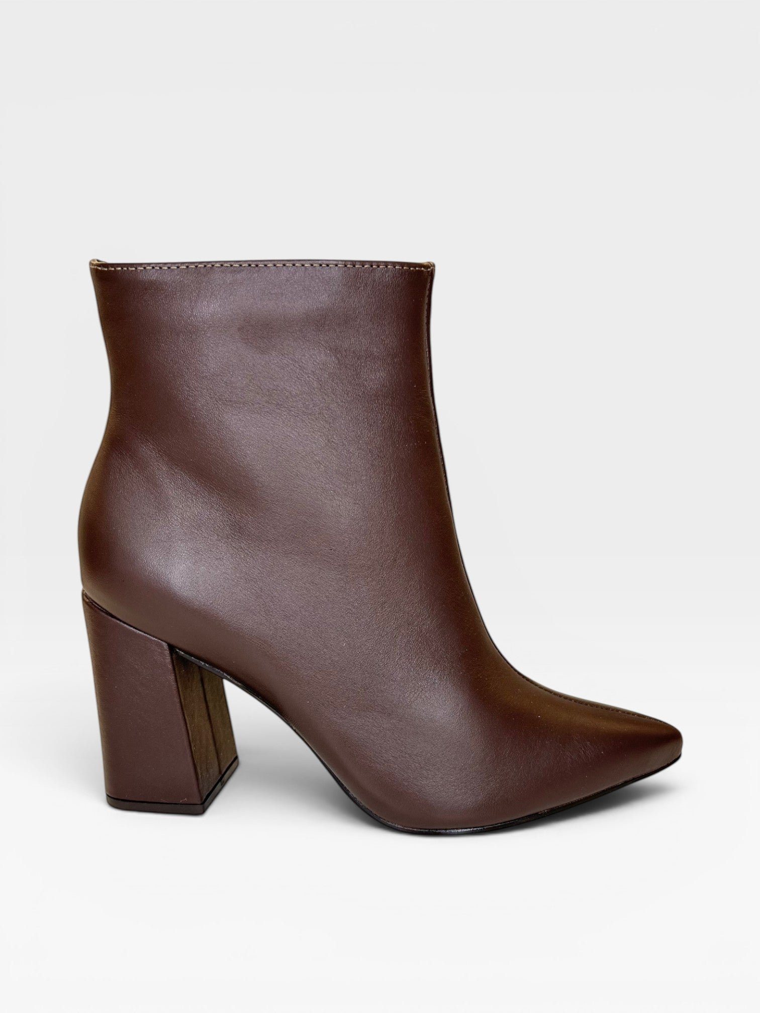 Bota Paris Beyou Shoes marrom em couro com salto bloco de 9 cm e bico fino, design elegante e atemporal.