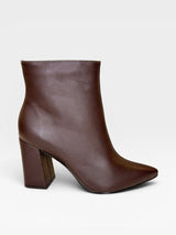 Bota Paris Beyou Shoes marrom em couro com salto bloco de 9 cm e bico fino, design elegante e atemporal.