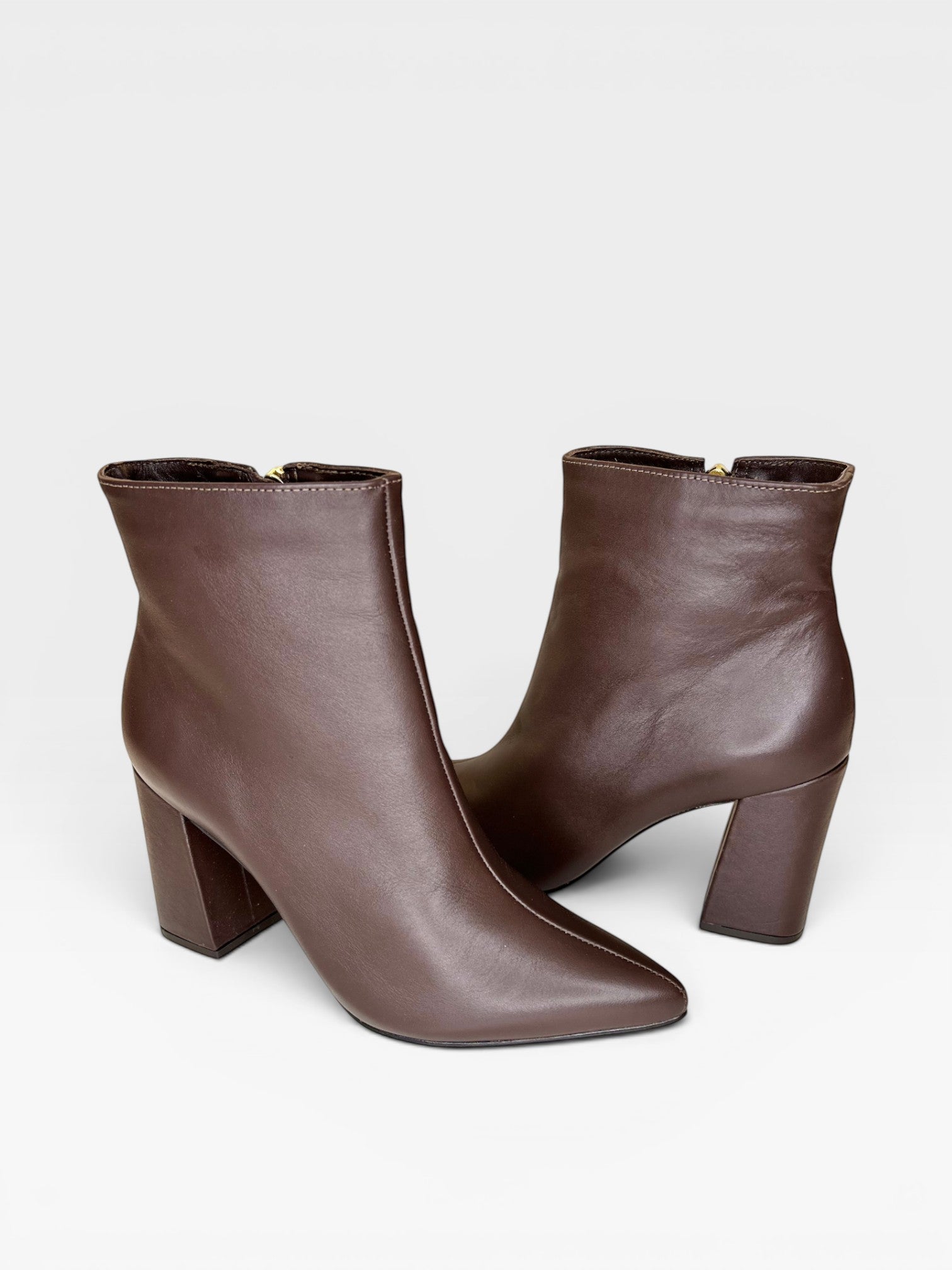 Bota Beyou Shoes Paris marrom em couro com salto bloco de 9 cm e design clássico de cano curto