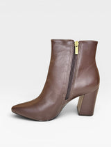 Bota Beyou Shoes Paris marrom em couro com salto bloco de 9 cm e fechamento lateral por zíper dourado