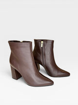 Bota Paris Beyou Shoes em couro marrom com salto bloco de 9 cm e fechamento lateral por zíper dourado