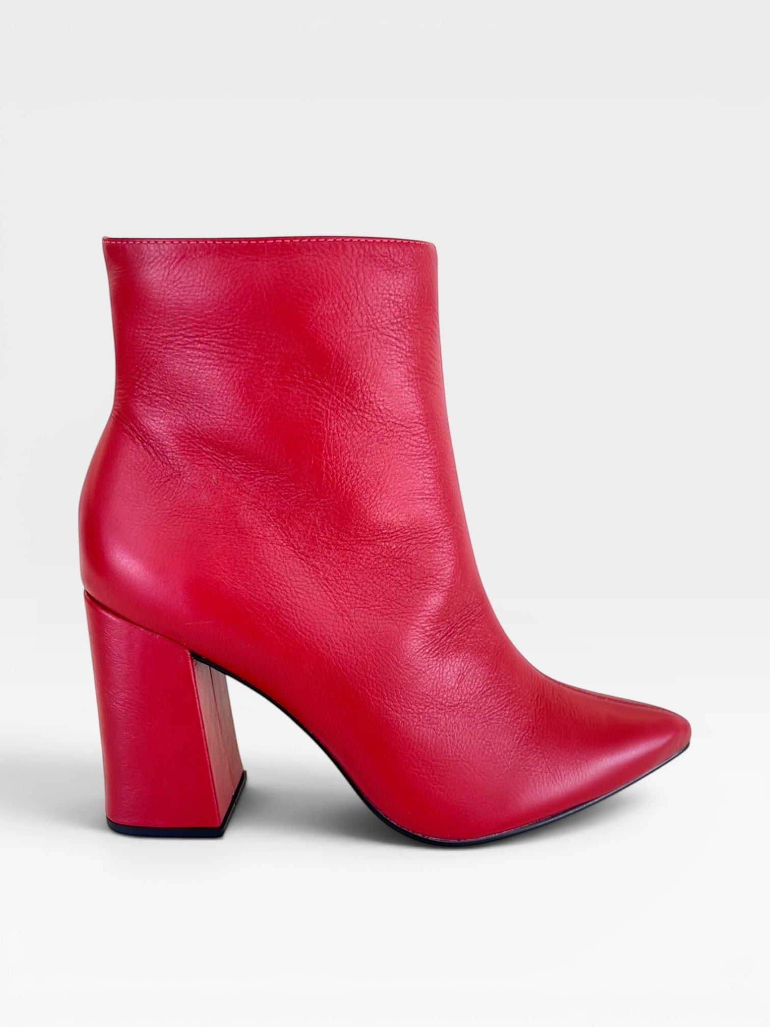 Bota Paris Beyou Shoes vermelha em couro com salto bloco de 9 cm e bico fino, design elegante e sofisticado.