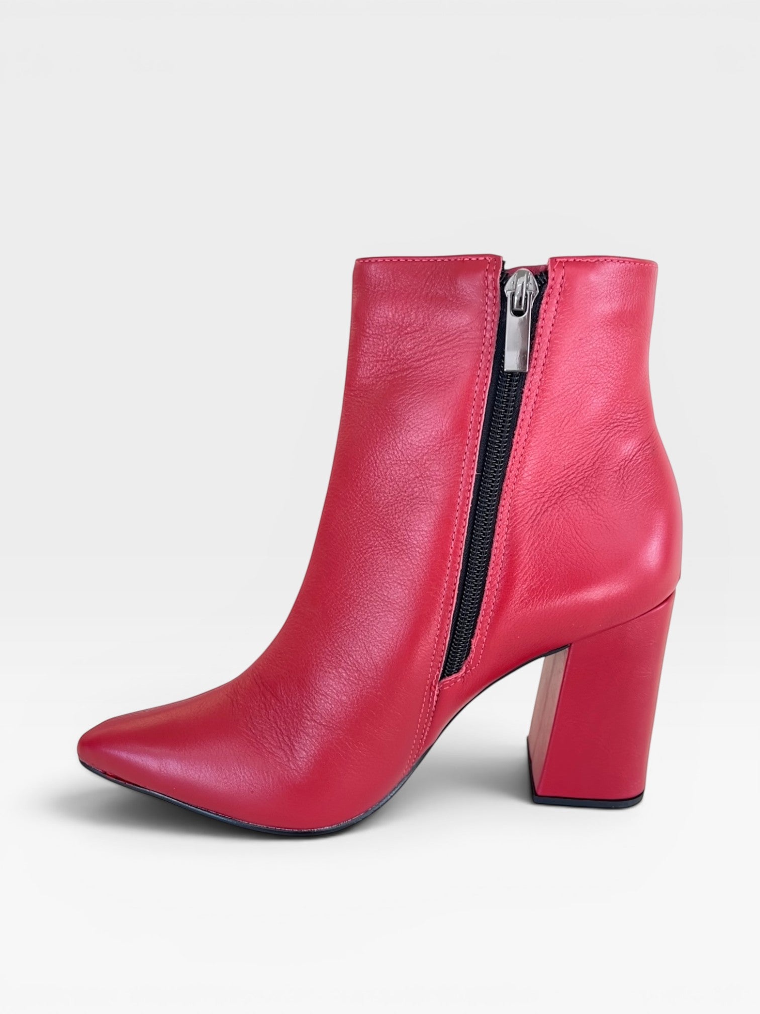 Bota Paris Beyou Shoes vermelha em couro com salto bloco de 9 cm e fechamento lateral por zíper