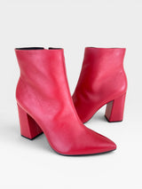 Bota Paris Beyou Shoes vermelha em couro com salto bloco de 9 cm e bico fino, design elegante e sofisticado.