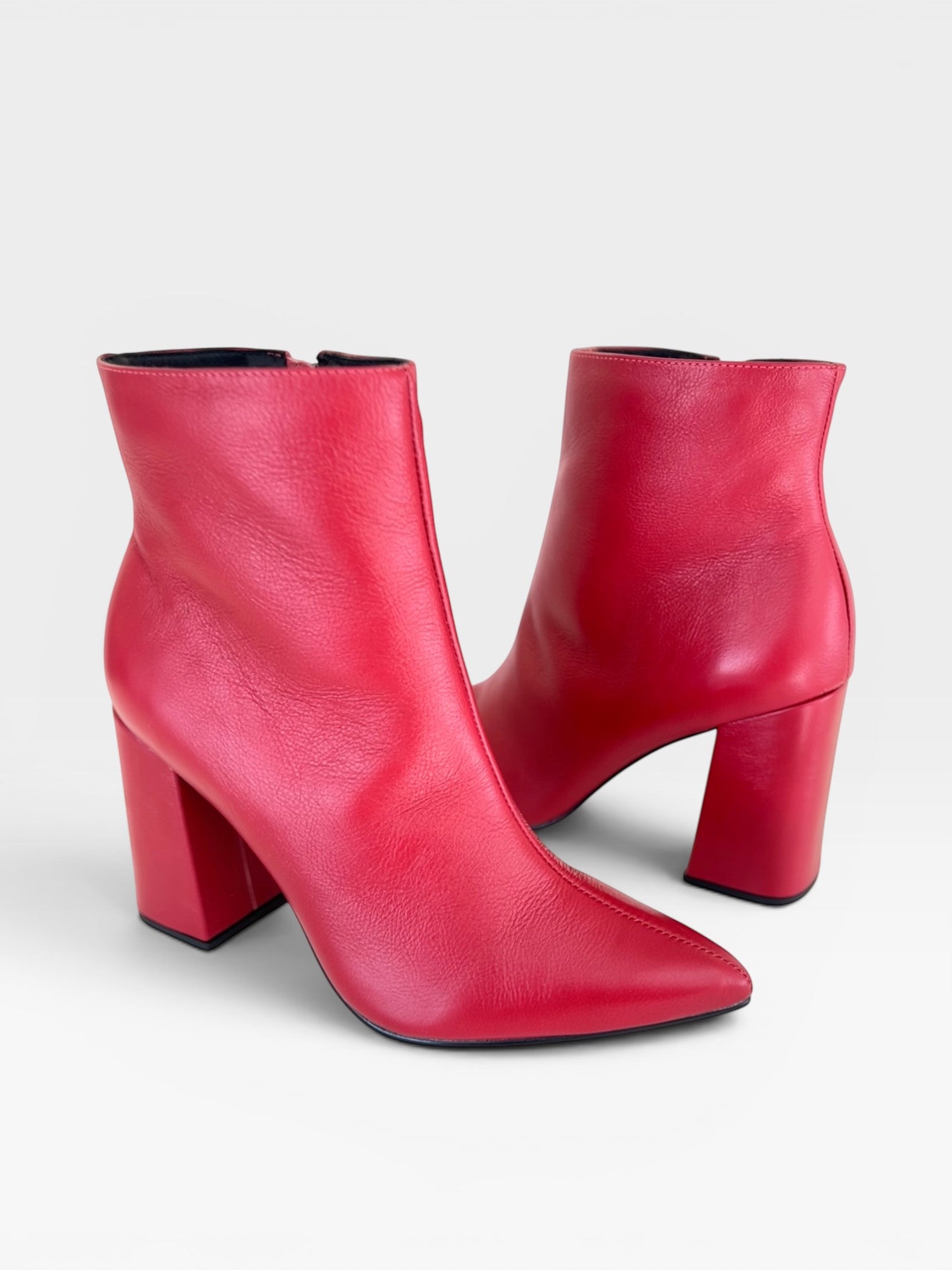 Bota Paris Beyou Shoes vermelha em couro com salto bloco de 9 cm e design elegante