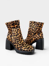 Bota Parma Beyou Shoes em couro com estampa animal print de onça, salto bloco alto e solado tratorado preto.