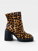 Bota Beyou Shoes Parma em couro animal print de onça com salto bloco alto e solado tratorado preto