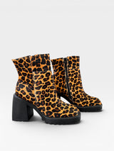 Bota Beyou Shoes Parma em couro com estampa animal print de onça, salto bloco alto e solado tratorado preto.