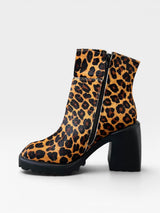 Bota Beyou Shoes Parma em couro animal print de onça com salto bloco alto e fechamento lateral por zíper