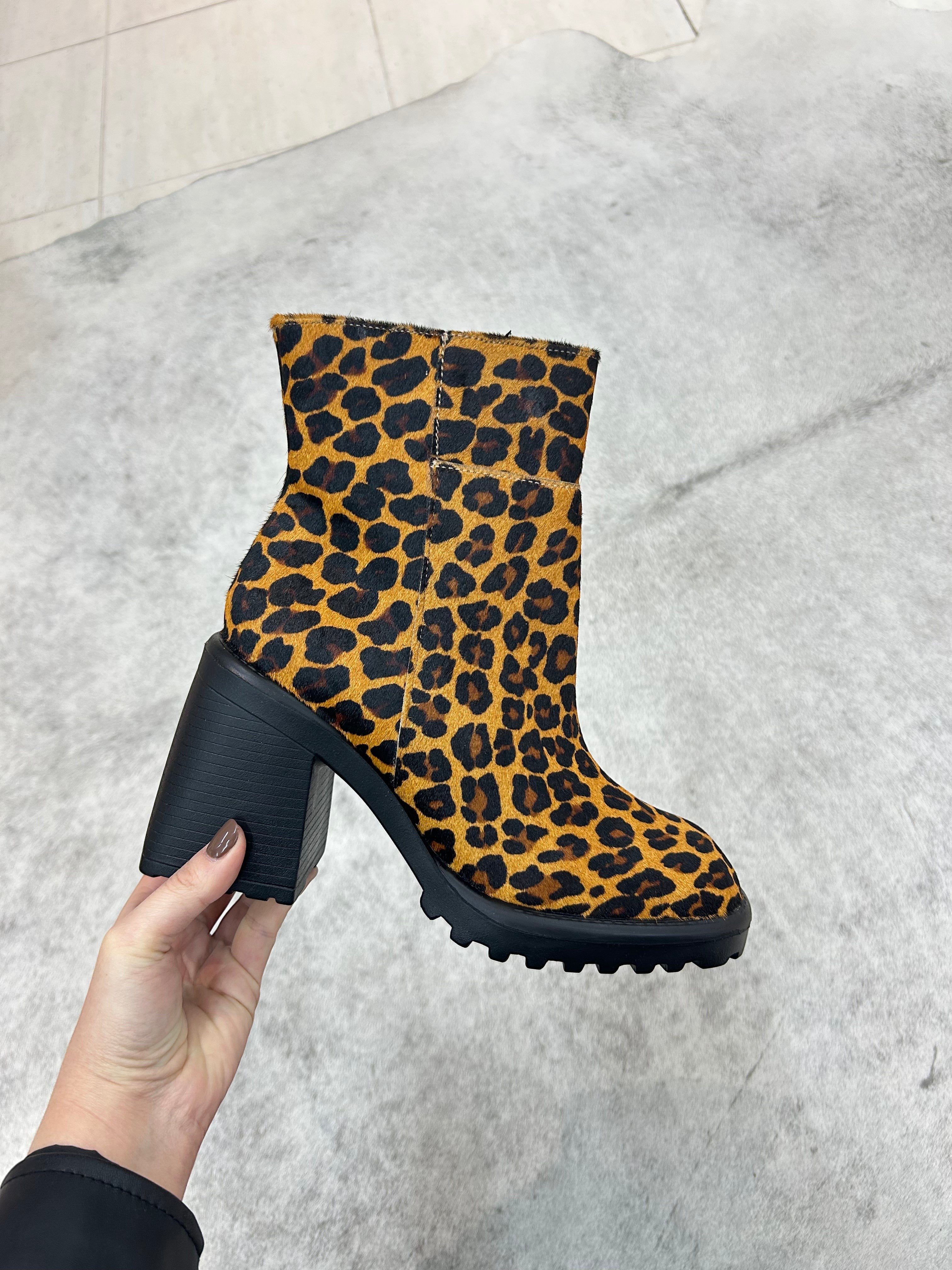 Bota Beyou Shoes Parma em couro com estampa animal print de onça, salto bloco alto e solado tratorado preto