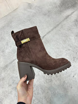 Bota Beyou Shoes Parma marrom em camurça sintética com salto bloco tratorado e detalhe de fivela dourada lateral