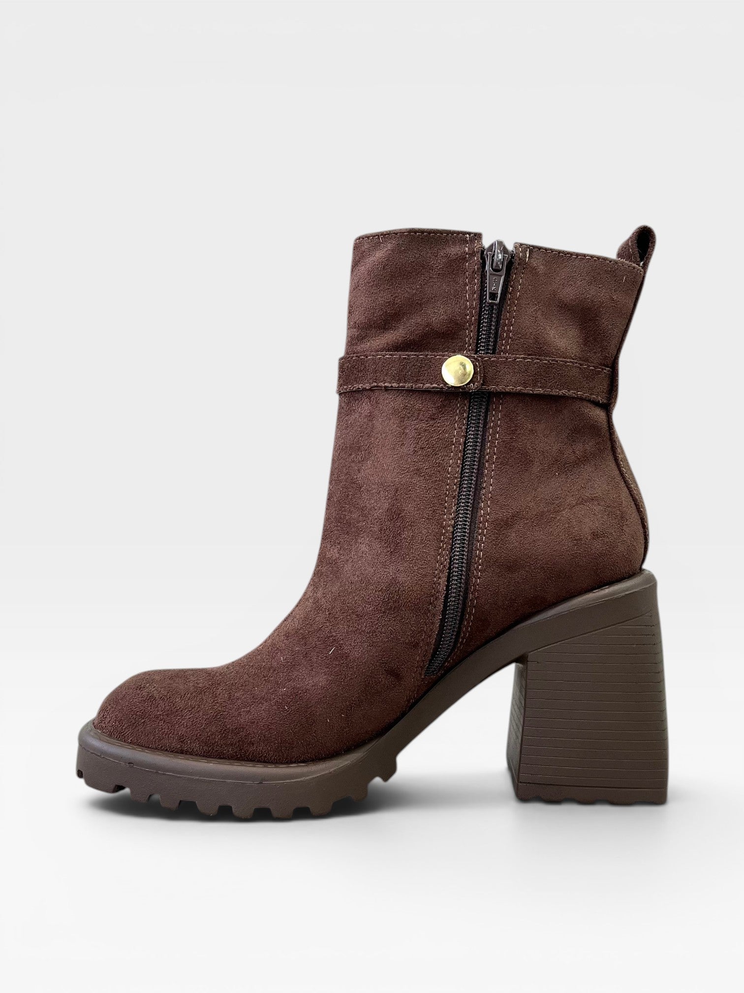 Bota Beyou Shoes Parma marrom em camurça sintética com salto bloco de 9,5cm e detalhe de tira com botão lateral