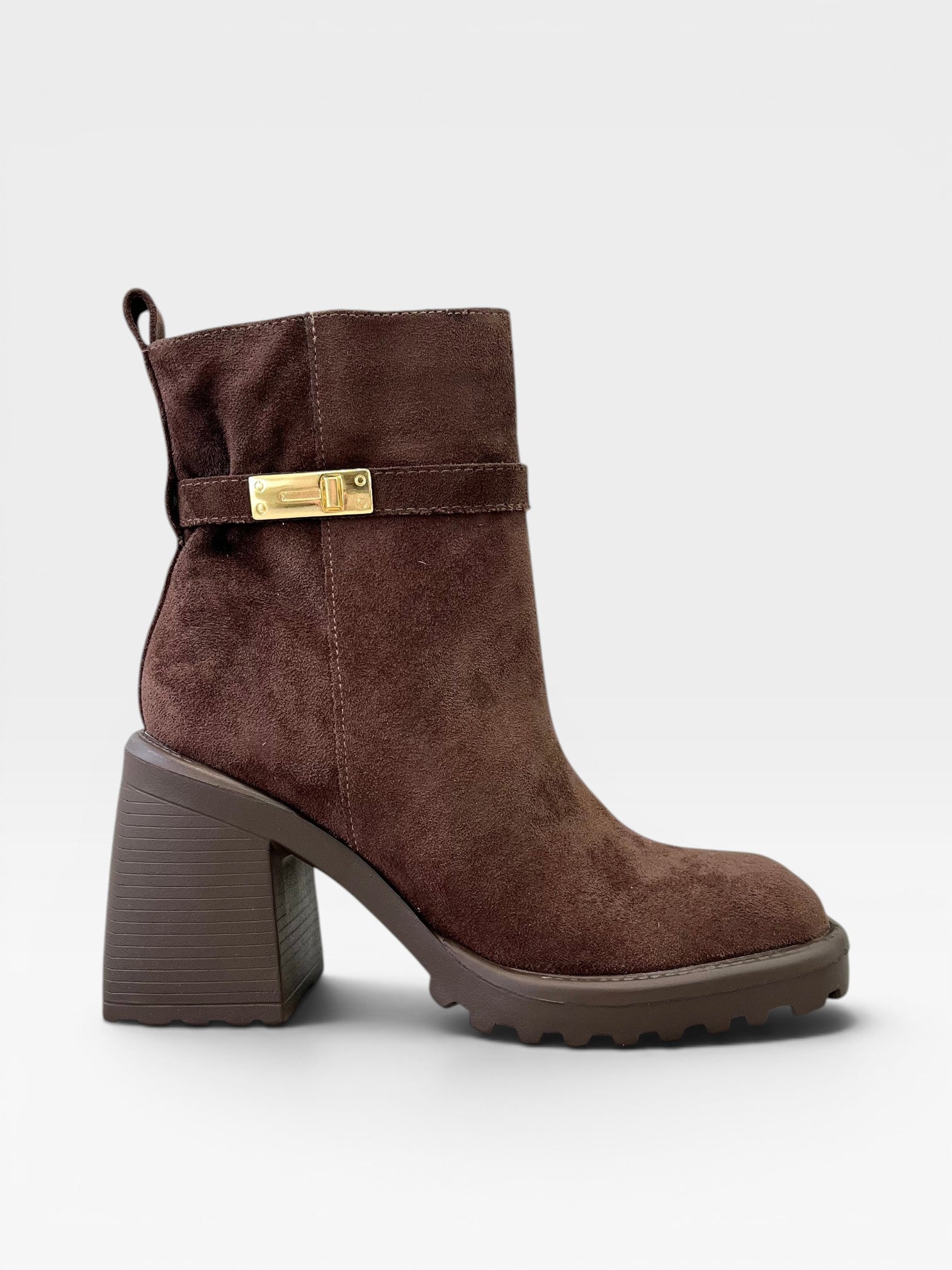 Bota Beyou Shoes Parma marrom em camurça sintética com salto bloco, solado tratorado e detalhe de fivela dourada lateral