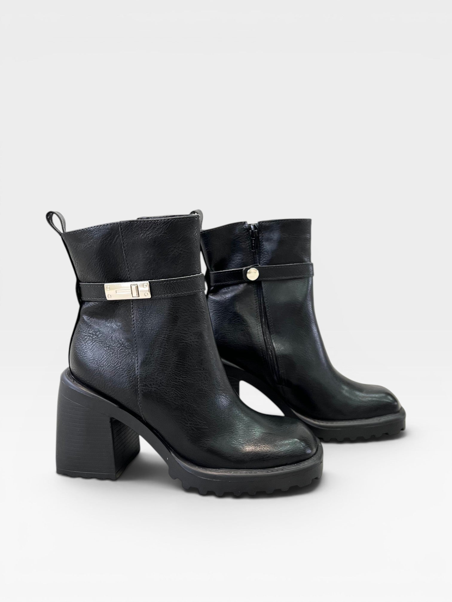 Bota Beyou Shoes Parma preta em napa destroyed com salto bloco de 9,5cm e detalhe de fivela metálica lateral
