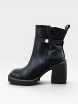 Bota Beyou Shoes Parma preta em napa destroyed com salto bloco de 9,5cm e detalhe lateral com botão