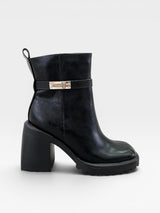 Bota Beyou Shoes Parma preta em napa destroyed com salto bloco de 9,5cm e detalhe de fivela metálica lateral