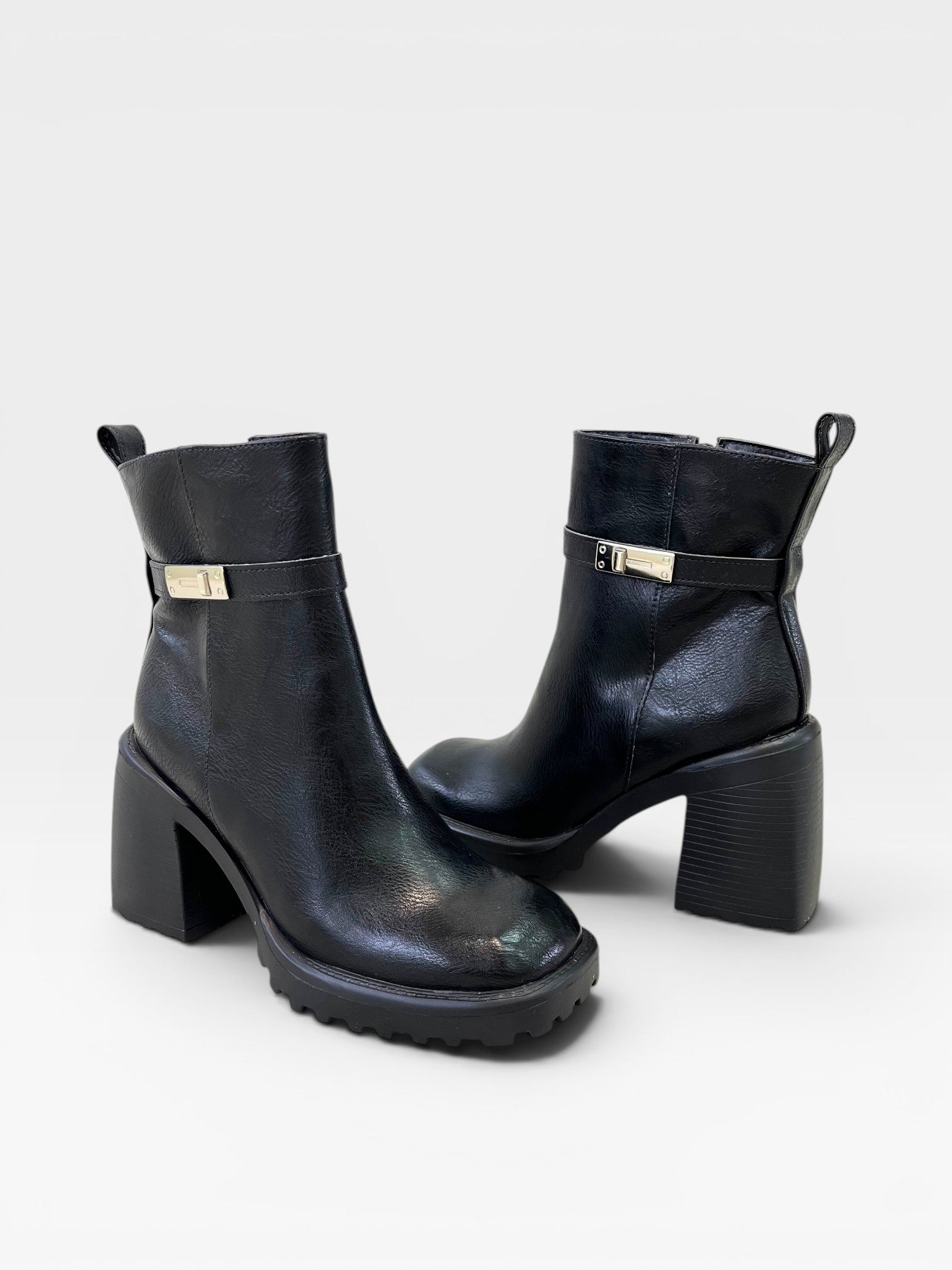 Bota Beyou Shoes Parma preta em napa destroyed com salto bloco de 9,5cm e detalhe de fivela metálica lateral