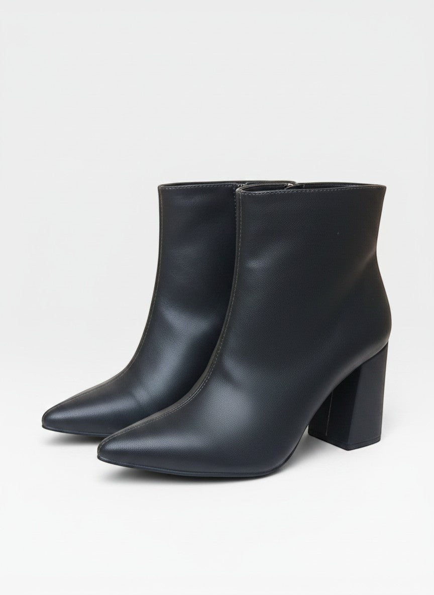 Bota New York preta Beyou Shoes em napa com bico fino e salto bloco de 9 cm, design elegante e moderno.