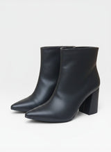 Bota New York preta Beyou Shoes em napa com bico fino e salto bloco de 9 cm, design elegante e moderno.