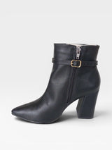 Bota preta de salto grosso Beyou Shoes com detalhe de cinta e corrente dourada no tornozelo