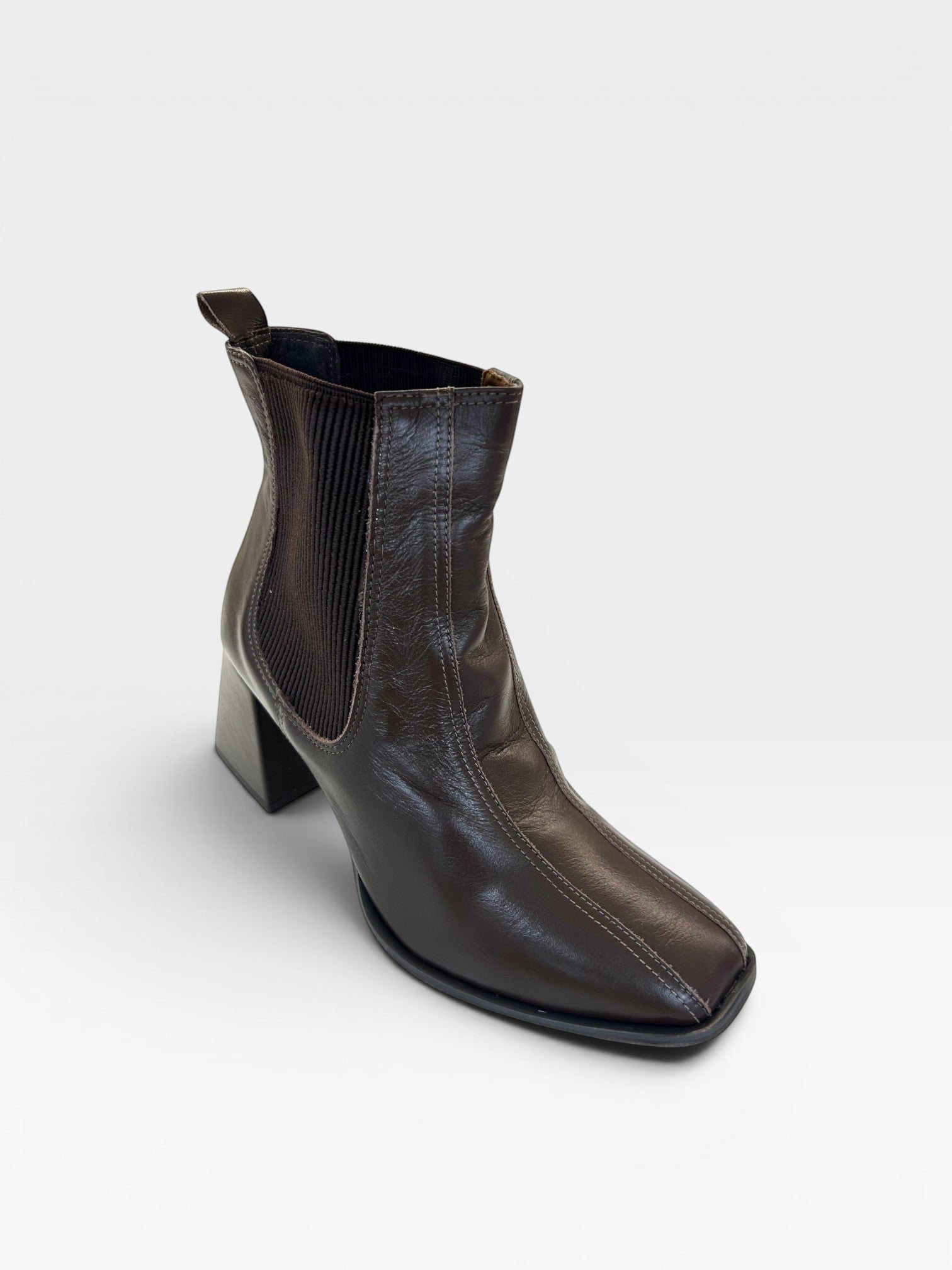 Bota Beyou Shoes Quebec marrom em couro com salto de 6 cm e detalhe lateral elástico