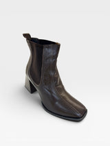 Bota Beyou Shoes Quebec marrom em couro com salto de 6 cm e detalhe lateral elástico