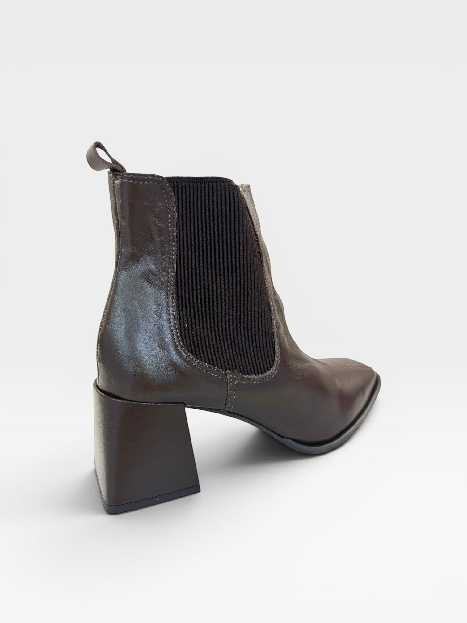 Bota Beyou Shoes Quebec marrom em couro com elástico lateral e salto bloco de 6 cm