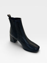Bota Beyou Shoes Quebec preta em couro com salto de 6 cm e detalhe lateral elástico em fundo neutro